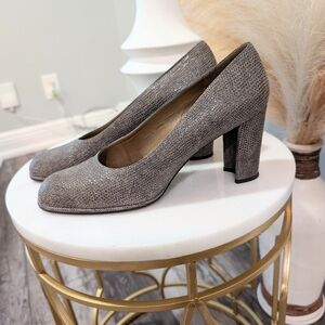 Stuart Weitzman Chunky Heel Pumps with Rounded Toe. Sz. 8 C1-1007